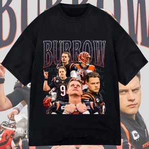 Puede incluir: Camiseta negra con un gr&aacute;fico de estilo vintage del jugador de f&uacute;tbol americano Joe Burrow. El gr&aacute;fico presenta varias im&aacute;genes de Burrow en diferentes poses, con la palabra "Burrow" en letras grandes y en negrita sobre las im&aacute;genes.