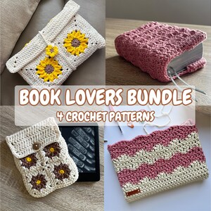 Puede incluir: Imagen de un "BOOK LOVERS BUNDLE" con cuatro patrones de ganchillo. Incluye un clutch color crema con aplicaciones de girasoles, una funda de libro rosa, una funda de tableta color crema con aplicaciones de flores marrones y una funda a rayas rosa y crema.