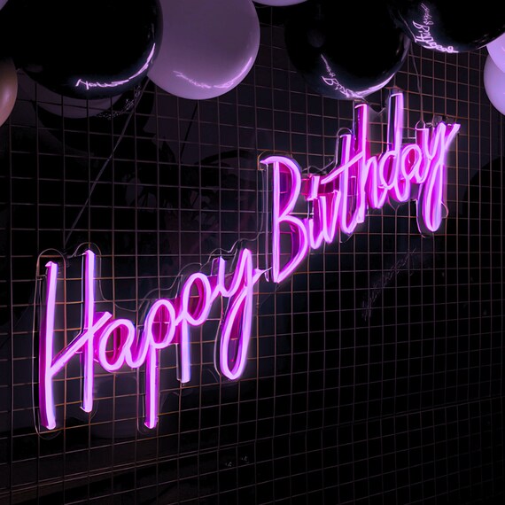 Cartello al neon con fetta di torta. Cartello luminoso con trattamento di compleanno. Pubblicità