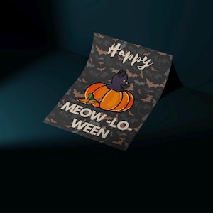 Puede incluir: Tarjeta Happy Meow-Lo-Ween con un gato negro sentado en una calabaza sobre un fondo de camuflaje con murciélagos.