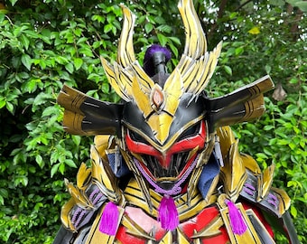 Könnte beinhalten: Ein detailliertes Cosplay-Kostüm mit einem goldenen und roten Bruststück, schwarzen und goldenen Schulterpolstern und einem schwarzen Helm mit goldenen und violetten Akzenten. Der Helm hat einen großen, verzierten Kamm mit einem goldenen und schwarzen Design.
