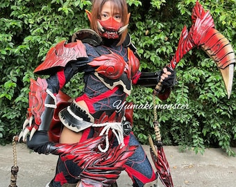 Könnte beinhalten: Ein detailliertes Cosplay-Kostüm in Rot und Schwarz mit aufwendiger Rüstung und einer passenden Maske. Das Kostüm enthält eine große Sense und andere Waffen, mit dem Text "Yumaki monster" sichtbar.