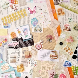 Op de afbeelding: Een collage van decoratieve papieren ephemera, waaronder stickers, uitsparingen en papier met patronen. Het ontwerp bevat een roze vlinder, een roze oldtimer, een fiets en bloemelementen. Het kleurenpalet omvat roze, geel en groen.