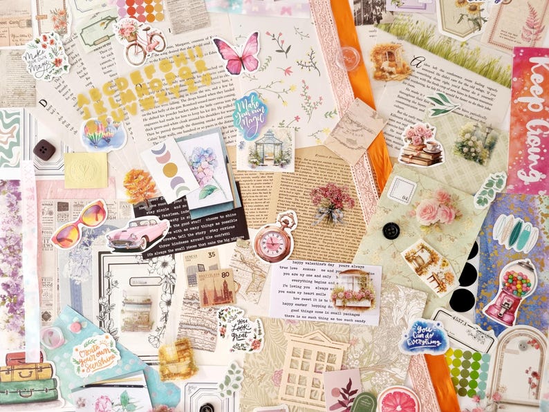 Op de afbeelding: Een collage van decoratieve papieren ephemera, waaronder stickers, uitsparingen en papier met patronen. Het ontwerp bevat een roze vlinder, een roze oldtimer, een fiets en bloemelementen. Het kleurenpalet omvat roze, geel en groen.