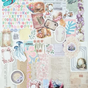 Op de afbeelding: Een collage van verschillende stickers en papieren uitsparingen in pastelkleuren. Bevat bloemmotieven, een naaimachine, een scooter, een kokosnoot en een brug. Er zijn ook letters, cijfers en tekstfragmenten.