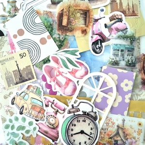 Op de afbeelding: Een collage van stickers en ephemera met een reisthema. Bevat afbeeldingen van koffers, een roze scooter, een oldtimer, een klok, postzegels en bloemelementen. Het kleurenpalet is zacht, met pastelroze, groen en paars. De tekst "BORDEAUX 1870" en "RIGA 1976" zijn zichtbaar.