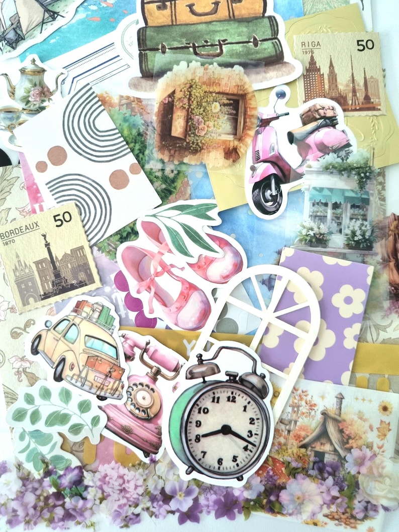 Op de afbeelding: Een collage van stickers en ephemera met een reisthema. Bevat afbeeldingen van koffers, een roze scooter, een oldtimer, een klok, postzegels en bloemelementen. Het kleurenpalet is zacht, met pastelroze, groen en paars. De tekst "BORDEAUX 1870" en "RIGA 1976" zijn zichtbaar.