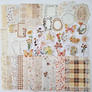 Op de afbeelding: Een verzameling papier en stickers in vintage-stijl. De collectie bevat bloemen- en vlinderstickers, papier met patronen en decoratieve frames in beige, bruin en oranje tinten. Ideaal voor scrapbooking- en knutselprojecten.