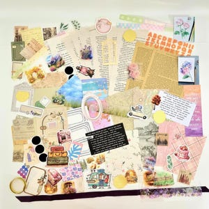 Op de afbeelding: Een verzameling scrapbook-ephemera, waaronder vintage boekpagina's, stickers en decoratief papier. Het assortiment bevat bloemmotieven, afbeeldingen met een reisthema en handgeschreven tekst, met een kleurenpalet van zachte pasteltinten en vintage tinten.