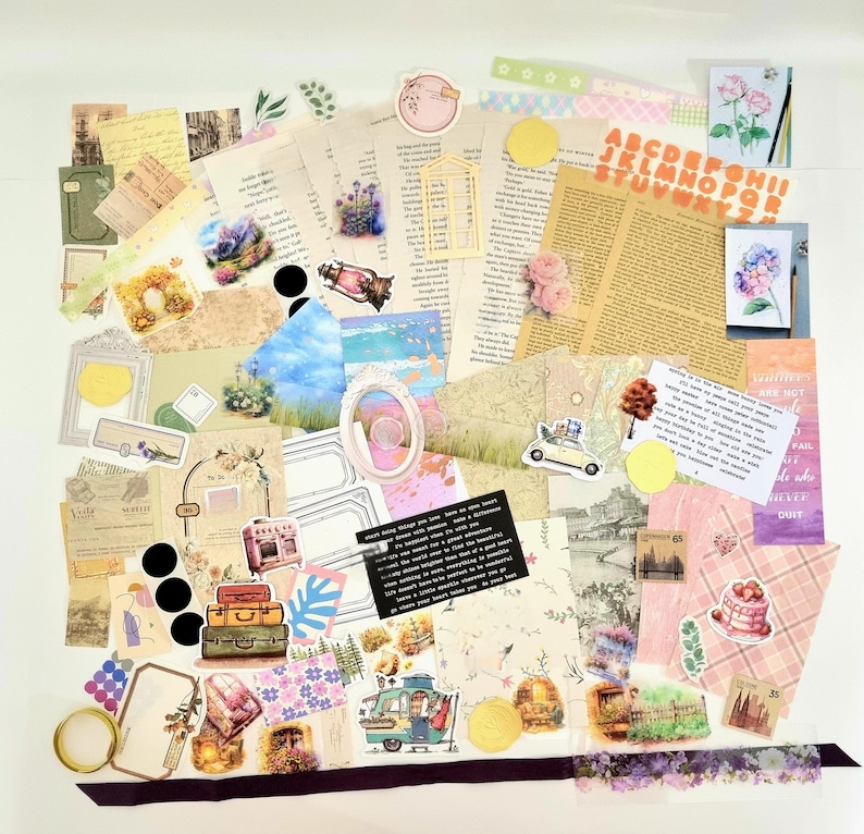 Op de afbeelding: Een verzameling scrapbook-ephemera, waaronder vintage boekpagina's, stickers en decoratief papier. Het assortiment bevat bloemmotieven, afbeeldingen met een reisthema en handgeschreven tekst, met een kleurenpalet van zachte pasteltinten en vintage tinten.