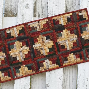 Quilted Table Runner (UNTR19) Log Cabin