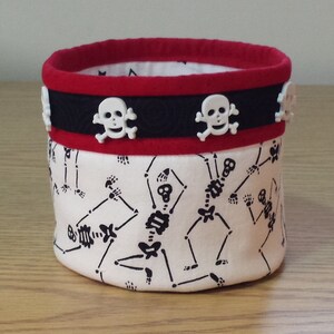 Quilted Fabric Bowl (HBL16) Skeltons and Skulls