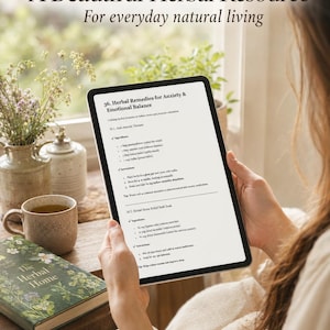Pu&ograve; includere: Un tablet digitale che mostra il testo intitolato 36. Herbal Remedies for Anxiety & Emotional Balance, inclusi ingredienti e istruzioni per una tintura anti-ansia e un bagno alle erbe antistress, tenuto davanti a una finestra.