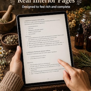 Pu&ograve; includere: Un tablet digitale che mostra una pagina intitolata Real Interior Pages con ricette per sciroppo di sambuco per raffreddore e influenza e tintura di echinacea per le difese immunitarie. Lo schermo mostra ingredienti e istruzioni per i rimedi.