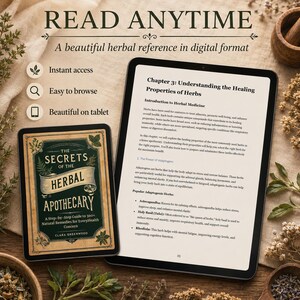 Pu&ograve; includere: Una guida di riferimento digitale sulle erbe intitolata The Secrets of the Herbal Apothecary di Clara Greenwood visualizzata su due tablet. Lo schermo mostra testo sulle propriet&agrave; curative di erbe, adattogeni, ashwagandha, basilico sacro e rhodiola.