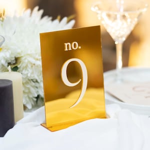 Gouden spiegel acryl bruiloft tafelnummers met standaard