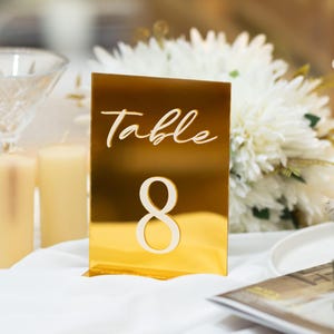Gouden spiegel acryl bruiloft tafelnummers met standaard
