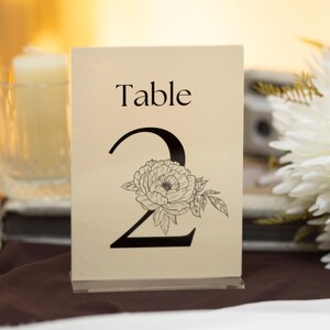 Moderne acryl trouwtafelnummers met gouden spiegel en standaard