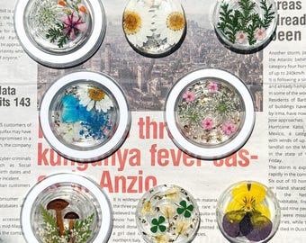 Agarre para teléfono de resina con flores reales: diseño de margaritas y pensamientos hecho a mano