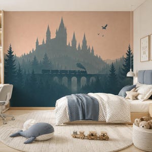 Könnte beinhalten: Ein Wandbild mit der Silhouette einer großen Burg auf einem Hügel über einem Wald, durch den ein Dampfzug über eine Brücke fährt. Der Himmel ist in einem sanften Pfirsichton gehalten, der in dunkelblaue Bäume übergeht, in einem Schlafzimmer.
