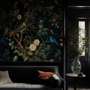 Peut inclure: Intérieur sombre avec un canapé et un papier peint floral. Le papier peint représente des oiseaux, des fleurs et du feuillage dans des tons de vert, de bleu et d'orange. Une petite table supporte un vase avec de la verdure.