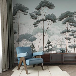 Könnte beinhalten: Ein blauer Sessel mit Holzbeinen und Armlehnen steht auf einem cremefarbenen Teppich. Der Stuhl steht vor einem dunklen Holzschrank mit Glastür. Der Hintergrund zeigt ein Wald-Themen-Wandbild mit hohen Bäumen in Grau- und Grüntönen.