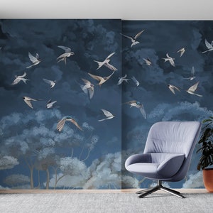 Carta da parati con cielo notturno, nuvole e uccelli in volo, alberi e cielo in stile pastello, carta da parati tradizionale e stacca e attacca