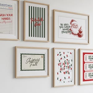 Könnte beinhalten: Eine Sammlung gerahmter Kunstdrucke mit humorvollen Weihnachtsthemen. Die Drucke zeigen Texte wie "Wash Your Hands", "He Sees You When You're Pooping" und "Tinkle All the Way". Die Rahmen sind helles Holz, an einer weißen Wand.