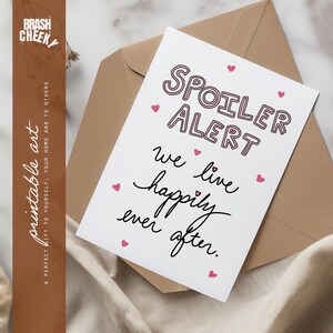 Spoiler Alarm We Live Happily Ever After DRUCKBAR, Liebe Digitaldruck, Valentinstag druckbare Karte, Jubiläumsgeschenk, süßestes Tagesgeschenk