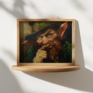 Op de afbeelding: Een ingelijst schilderij van een groenhuidige, baardige creatuur met grote oren die een groene hoed draagt. De creatuur kijkt naar de zijkant en heeft een bedachtzame uitdrukking op zijn gezicht.