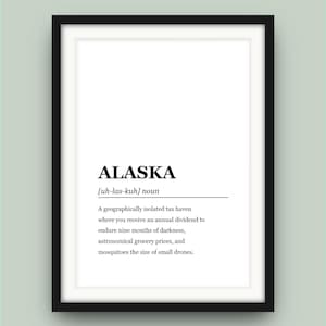 Könnte beinhalten: Gerahmter Druck mit weißem Hintergrund und schwarzem Text, der "ALASKA [uh-las-kuh] noun" lautet. Der Text beschreibt Alaska als geografisch isoliertes Steuerparadies mit einer jährlichen Dividende, neun Monaten Dunkelheit, hohen Lebensmittelpreisen und großen Mücken.
