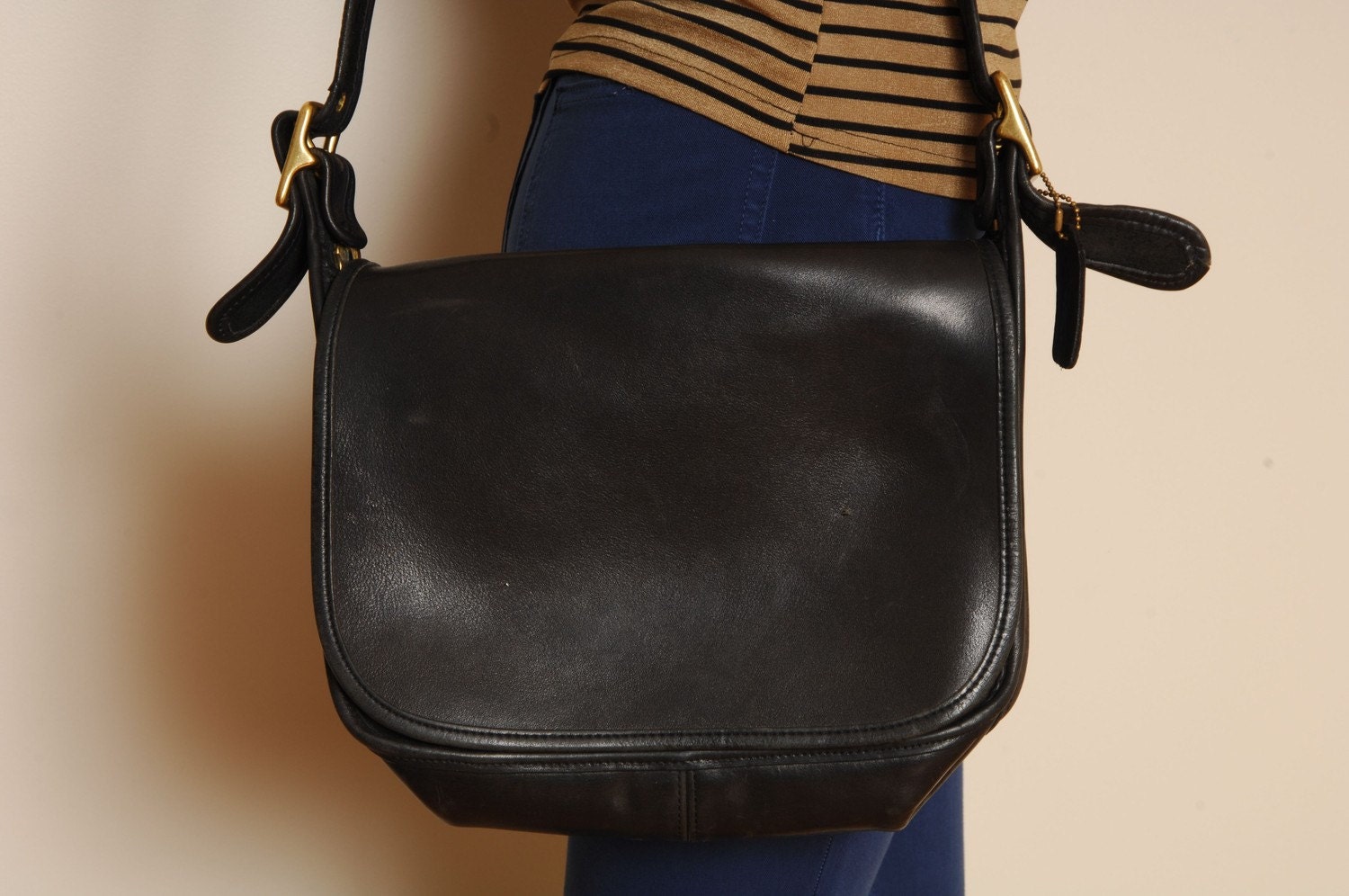 black coach saddle bag with horse and carriage