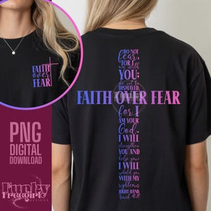 Puede incluir: Camiseta negra con las palabras "FAITH OVER FEAR" en un diseño de cruz. El diseño está en un degradado de azul y rosa. La parte trasera de la camiseta tiene una cita más larga de Isaías 41:10. También se ven las palabras "PNG DIGITAL DOWNLOAD".