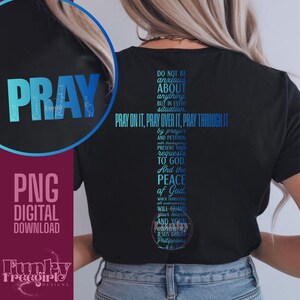 Puede incluir: Camiseta negra con un diseño de cruz degradada azul con el texto "No se preocupen por nada, sino en todo, oren por ello, oren por ello, oren a través de ello". La palabra "PRAY" también se muestra en azul.