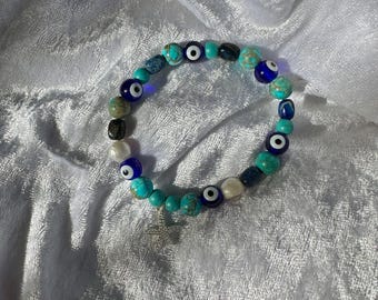 Bracelet made of natural stones and pearls, and starfish pendant