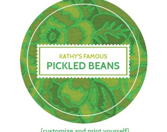 Puede incluir: Una etiqueta circular verde y blanca con un patrón floral. La etiqueta dice "Kathy's Famous Pickled Beans" y "personaliza e imprime tú mismo".