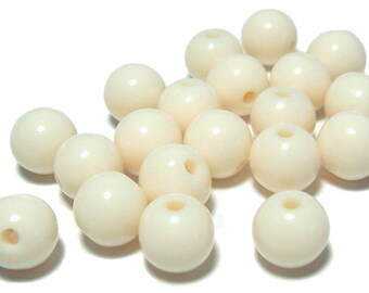 10mm Opaque acrylic plastic beads in Off White 20 beads