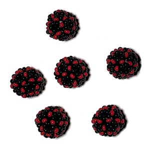 Puede incluir: Seis bolas de cuentas negras y rojas. Las bolas están hechas de pequeñas cuentas que se tejen juntas para formar una esfera. Las cuentas son negras con detalles rojos.