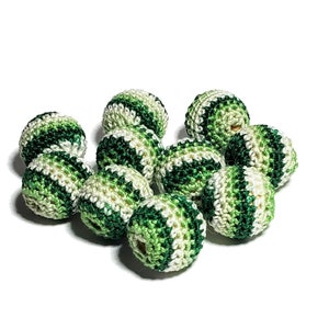 Perline fatte a mano all'uncinetto da 13 mm, colori verde e bianco natalizio, 10 perline