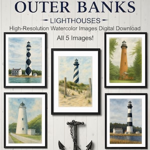 Op de afbeelding: Een verzameling van vijf ingelijste aquarel afbeeldingen van Outer Banks vuurtorens. Elke afbeelding toont een ander vuurtorenontwerp, met verschillende kleuren en patronen. De tekst "Outer Banks Lighthouses" wordt boven de afbeeldingen weergegeven.