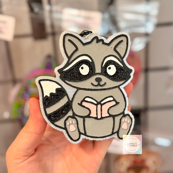Raccoon book Freshie, Reading Raccoon,  Reading Freshie, Bookish Freshie, Booktok, Romantasy freshie, Book girly, Kindle reader, bookish
