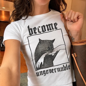 Conviértete en un gato ingobernable PNG, descarga digital gótica enfadada