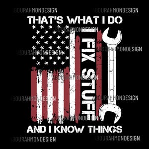 以下が含まれることがあります： 黒いグラフィックデザイン。アメリカ国旗と「THAT'S WHAT I DO, I FIX STUFF, AND I KNOW THINGS」の文字。右側に白いレンチ。デザインは古びています。