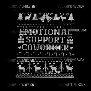 Puede incluir: Un diseño gráfico en blanco y negro con el texto "EMOTIONAL SUPPORT COWORKER" en un estilo de suéter tejido. El diseño incluye renos, árboles de Navidad, corazones y cajas de regalo, creando un tema festivo de vacaciones.