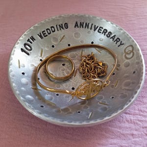 Regalo para el décimo aniversario de bodas: Plato para anillos de aluminio estampado a mano con detalles dorados: un recuerdo romántico para parejas.