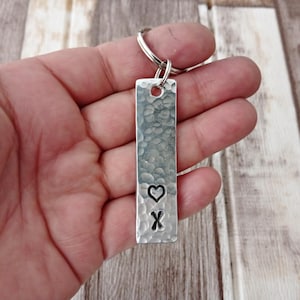 Llavero de regalo para el décimo aniversario | Aniversario de bodas de aluminio y estaño | Llavero martillado y estampado a mano | Regalo personalizado para esposo o esposa