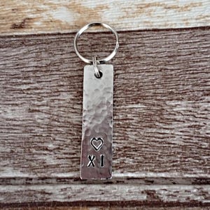 Llavero de regalo para el 11.º aniversario | Aniversario de bodas de acero | Llavero de acero inoxidable martillado y estampado a mano | Regalo personalizado para el esposo