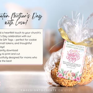 Puede incluir: Un producto horneado envuelto en celof&aacute;n transparente, con una cinta dorada y una etiqueta de regalo del D&iacute;a de la Madre. La etiqueta presenta motivos florales y el texto "Happy Mother's Day". La imagen tambi&eacute;n incluye el texto "Sweeten Mother's Day with Love!"