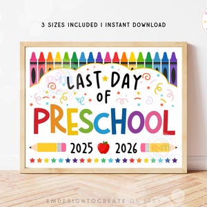 Peut inclure: Une affiche encadrée avec le texte "Last Day of Preschool" en lettres colorées. L'affiche comprend les années 2025 et 2026, une pomme rouge et des illustrations de crayons. Une rangée de crayons colorés borde le haut.
