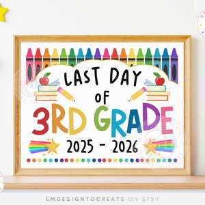 Pode incluir: Impressão emoldurada com o texto "LAST DAY OF 3RD GRADE 2025-2026". O design inclui lápis de cor coloridos, livros, lápis, maçãs, arco-íris e estrelas. A impressão está em uma moldura de madeira.